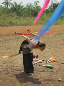 Jeune femme qui jongle avec différents outils