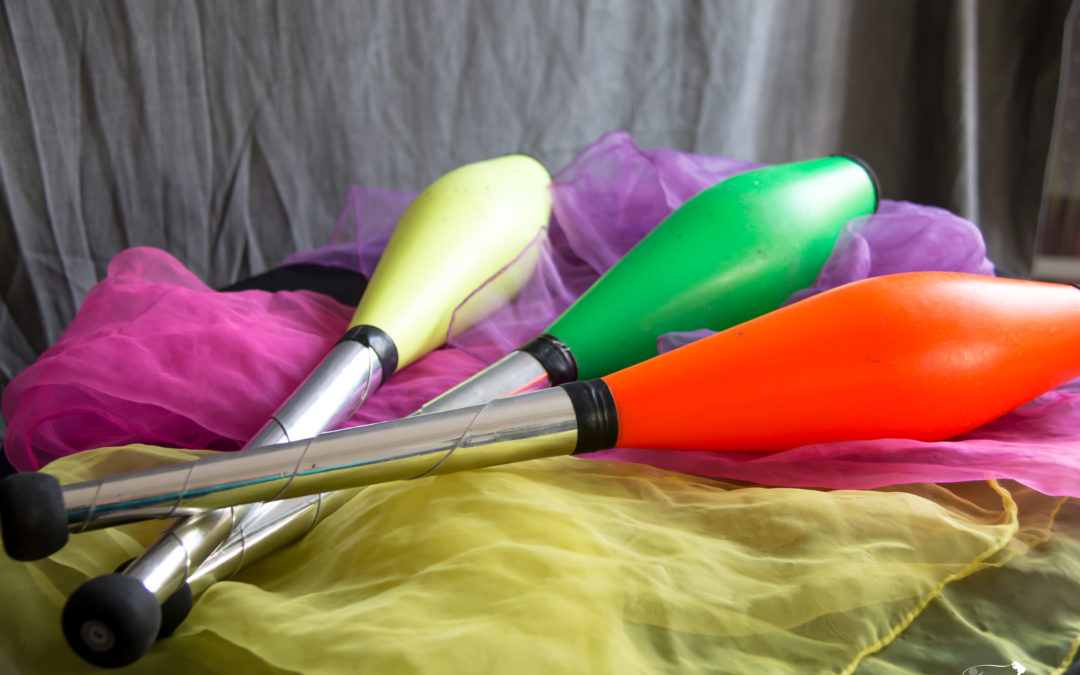 3 massues de jonglage colorés